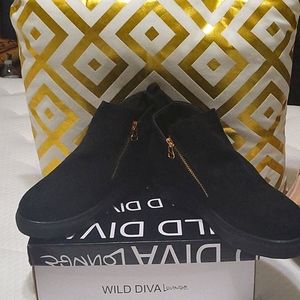 Black velvet wedge tennis shoes